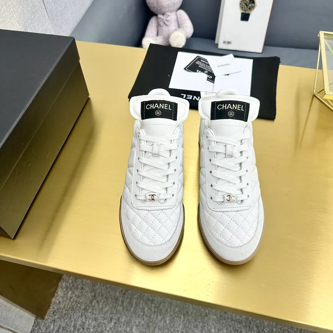 👟👟Ex-factory price 520👟👟 Top version Chanel Chanel - 2023 counter top casual sports shoes. This classic design; the upper is electro-embroidered with a variety of techniques; the outsole is fashionable and sporty; it is unusual to incorporate a variety of color matching elements... The diversified mix and match is very beautiful and versatile, and can be used for leisure, fashion, sports and outdoor... ꫛꫀꪝ Go➫ Material: ❶The upper is made of: original imported mercerized velvet + double-layer breathable mesh ❷The inner part is made of: the original imported breathable mesh ❸The outsole is based on: original TPU combination outsole Special counter boutique packaging complete set for women 35–41
